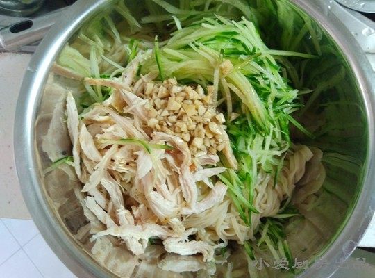 麻辣鸡丝凉面,浇上蒜泥汁,麻酱汁。