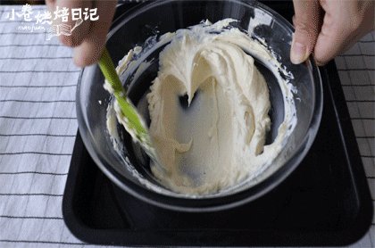 情人节第一份礼物请收好,浪漫浓香的玫瑰芝,加入泡软的吉利丁片继续隔热水搅拌到吉利丁融化