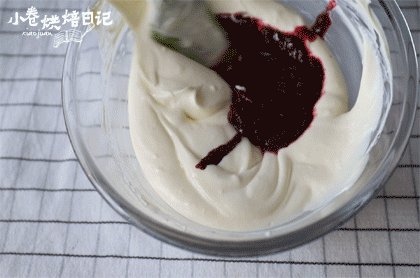 情人节第一份礼物请收好,浪漫浓香的玫瑰芝,然后加入<a style='color:red;display:inline-block;' href='/shicai/ 8295'><a style='color:red;display:inline-block;' href='/shicai/ 448'>玫瑰花</a>酱</a>拌匀