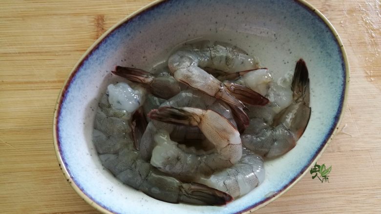 鲜虾胡柚沙拉,虾去头,壳,纱线。留着尾巴。