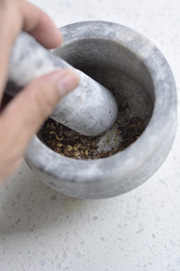 香煎孜然小土豆,炒好的花椒和精盐倒入蒜臼子,用力研碎成花椒盐