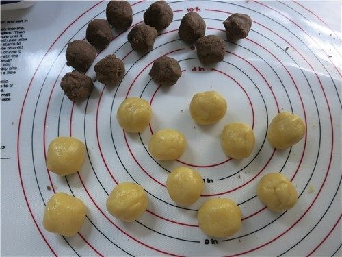 和风烧果子-萌萌哒小精灵,将面团和豆沙馅分别均分成11份,面团为20克一个,豆沙馅12克一个搓圆