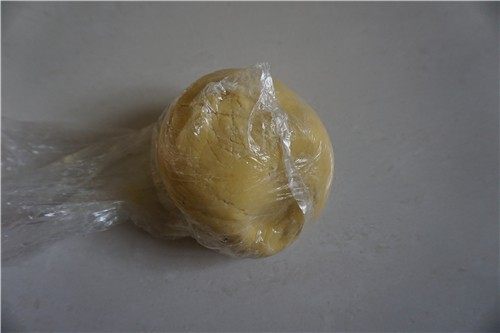 好吃的切达芝士酥饼,将拌好的粉装入保鲜袋,用手抓捏成团即可
