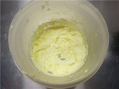 像盾牌吗---罗马盾牌饼干,每次加入都要让蛋清与黄油糖粉融合