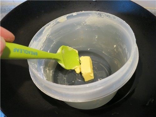 像盾牌吗---罗马盾牌饼干,把20克黄油和麦芽糖(水怡)放在一起,隔水加热成融化离火