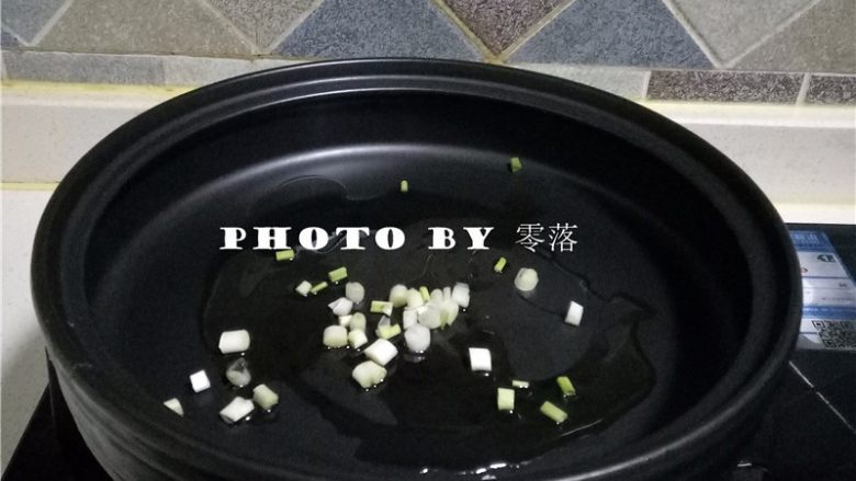 干锅粉条,放入葱白炒香;