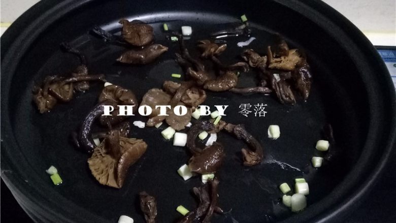 干锅粉条,再放入香菇翻炒;
