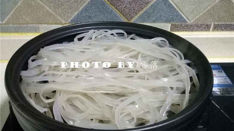 干锅粉条,放入粉条;
