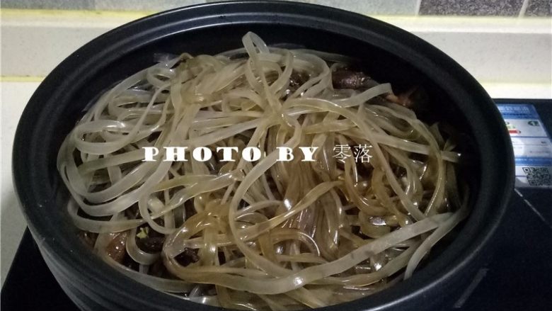 干锅粉条,调入适量<a style='color:red;display:inline-block;' href='/shicai/ 721'>蚝油</a>、<a style='color:red;display:inline-block;' href='/shicai/ 864'>蒸鱼豉油</a>、<a style='color:red;display:inline-block;' href='/shicai/ 762'>老抽</a>，搅拌均匀；再倒入少量清水；