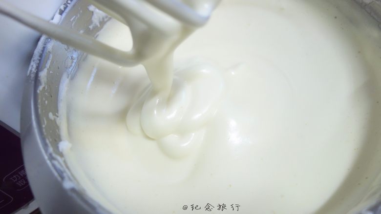 可可全蛋海绵裸蛋糕,低速整理蛋糊,每个地方停留15~30秒慢慢转盆到下一个地方,直到面糊没有大气泡,变得非常细腻(这一步不能省,决定了蛋糕口感)