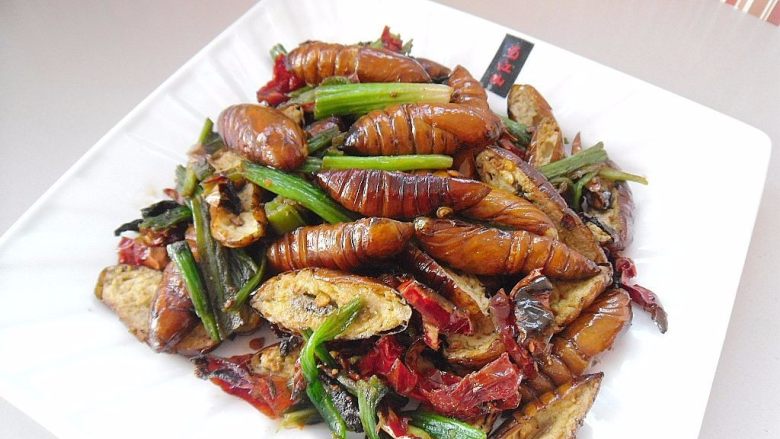 干煸蚕蛹, 出锅装盘,即可上桌品味