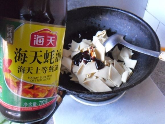 干豆腐黄瓜片, 加适量<a style='color:red;display:inline-block;' href='/shicai/ 721'>蚝油</a> 