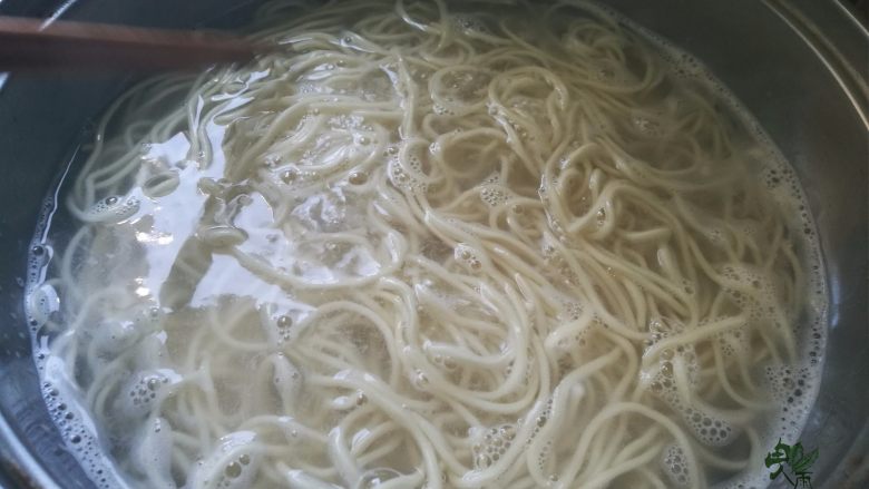 鸡汁笋片面,另一锅煮面,煮半熟后捞出放到鸡汤锅里。