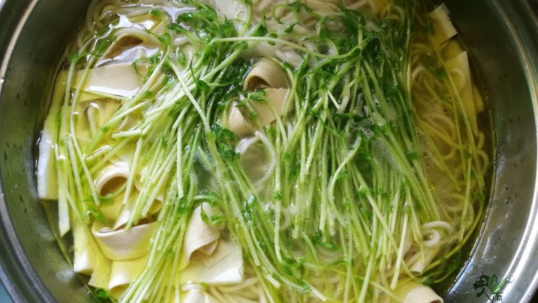 鸡汁笋片面,放入豆苗,煮开即可。加入盐。