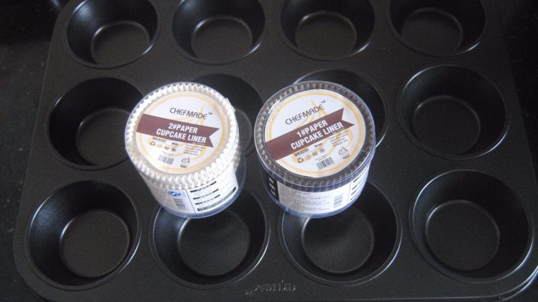 巧克力杯子蛋糕,准备好杯子蛋糕模具,我用学厨的,质量棒棒哒~