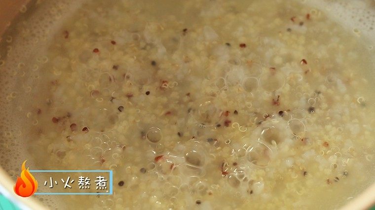 三色藜麦粥,大火煮开后改成小火熬煮45分钟左右。