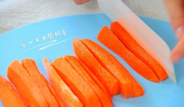 蘸汁鸡翅 & 胡萝卜手指条 & 鸡汤冻,胡萝卜去皮切成丁。