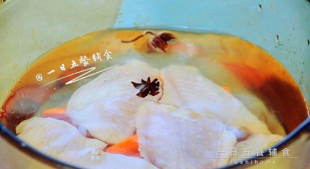 蘸汁鸡翅 & 胡萝卜手指条 & 鸡汤冻,锅中入清水,放入姜,八角,胡萝卜条和翅中。
🌻小贴士:健忘如我,小葱忘放了,做好的鸡翅没有腥味,如果葱加进来会多丝葱香味。