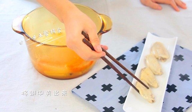 蘸汁鸡翅 & 胡萝卜手指条 & 鸡汤冻, 时间到,开盖,哇!香掉眉毛了!!将翅中夹出来。1岁的宝宝可以直接这样拿着啃了。