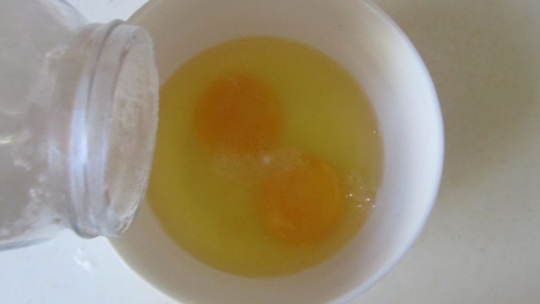 蛋抱香肠年糕,<a style='color:red;display:inline-block;' href='/shicai/ 9'>鸡蛋</a>打入碗中, 加入适量的盐打散;
