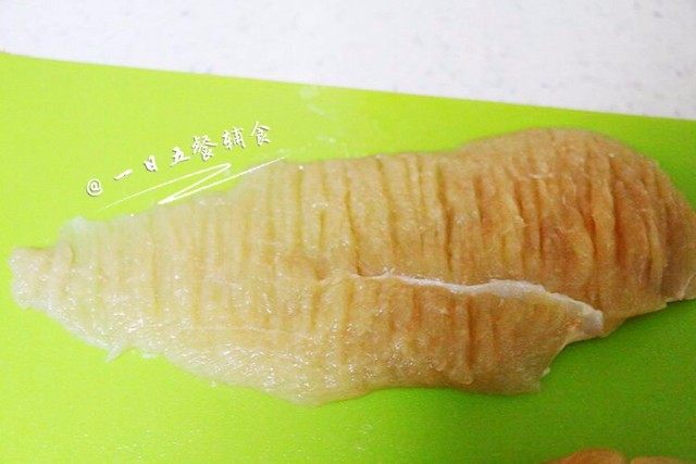 香酥煎鸡排,然后用刀片拍肉,拍松散了。