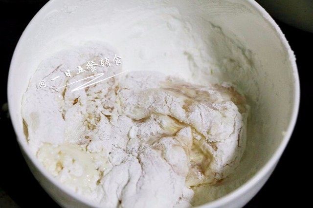 香酥煎鸡排,把肉片放生粉里面裹生粉,两面都要裹。