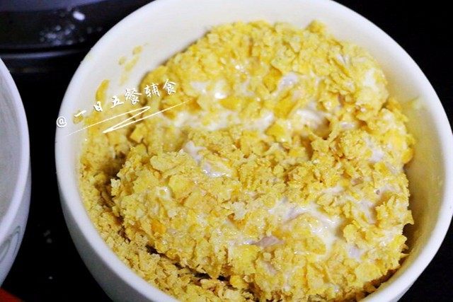 香酥煎鸡排,然后裹上玉米碎 / 面包糠,,尽量多裹点。