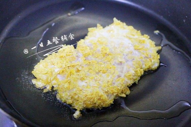 香酥煎鸡排,平底锅放少量油,油热放入鸡排,一面煎好后翻面。