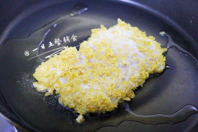 香酥煎鸡排,平底锅放少量油，油热放入鸡排，一面煎好后翻面。