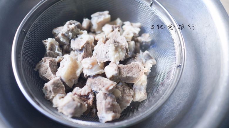超好吃的苹果炖牛腩,2、 牛腩沥干用热水洗干净沥干备用