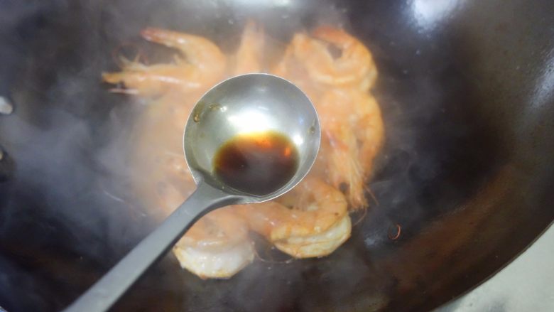 油焖大虾,一勺<a style='color:red;display:inline-block;' href='/shicai/ 788'>生抽</a>