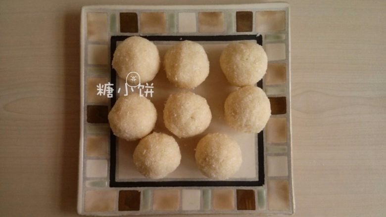 【椰蓉广式月饼】 ,拌好的椰蓉馅分成8个(大约36G一个)搓成球备用