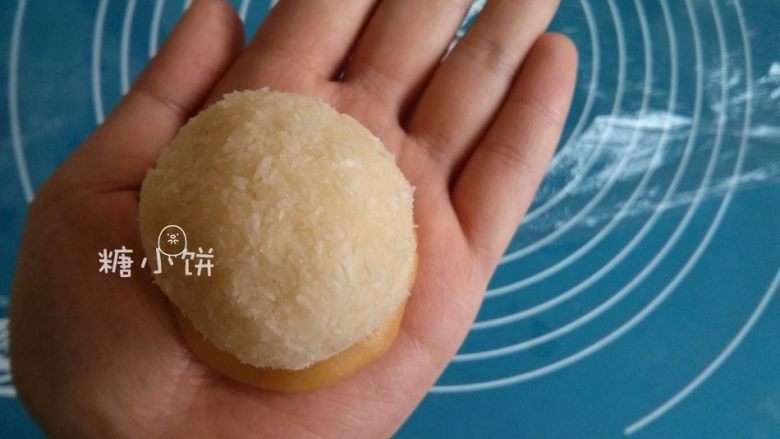 【椰蓉广式月饼】 ,取一个饼皮面团压扁,再摆上椰蓉馅
此处用的皮馅比为3:7(饼皮15G馅料35G)