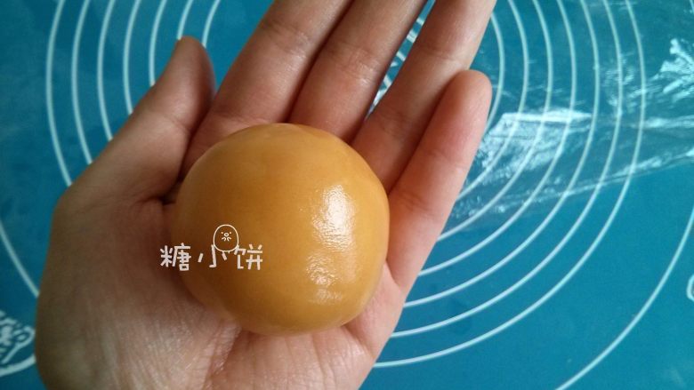 【椰蓉广式月饼】 ,推饼皮直到包裹住整个馅料,用手搓一搓让饼皮分布均匀