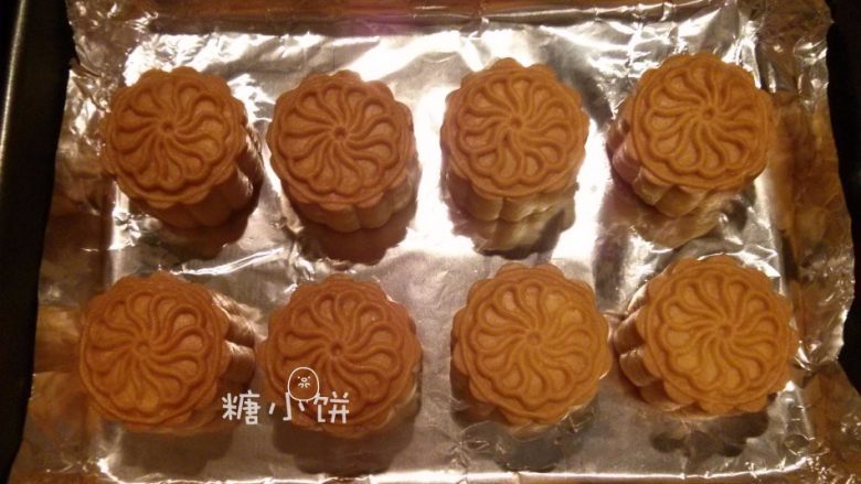【椰蓉广式月饼】 ,送入预热好170摄氏度的烤箱中层,上下火12分钟