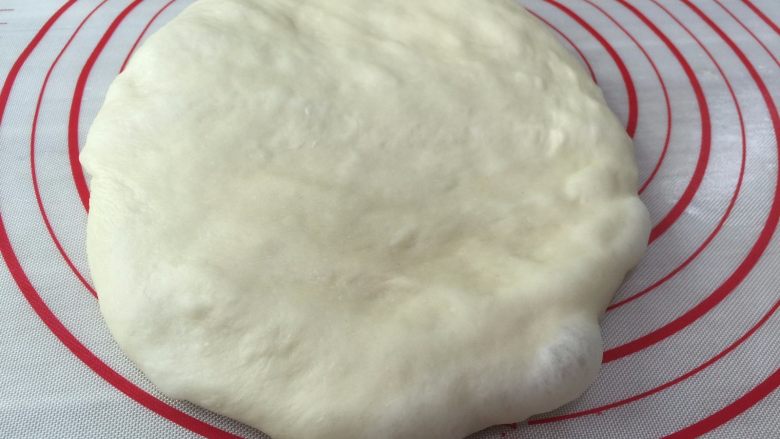 麦香软欧香肠包,4. 醒发好的面团取出按压排气,也可用擀面杖排气