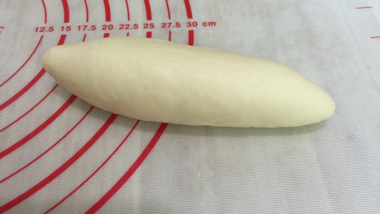 麦香软欧香肠包,10. 收口处捏紧,整成橄榄形