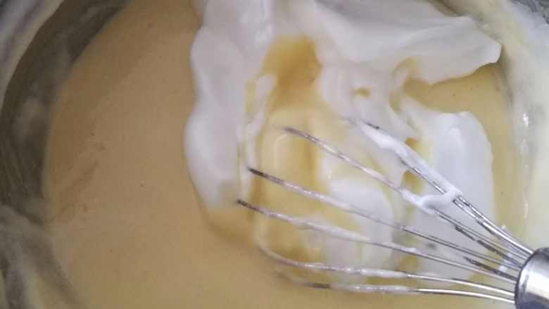 咕咕霍夫戚风蛋糕(超详细),16.再取三分之一蛋白到蛋黄糊中,用手抽J字形混匀。