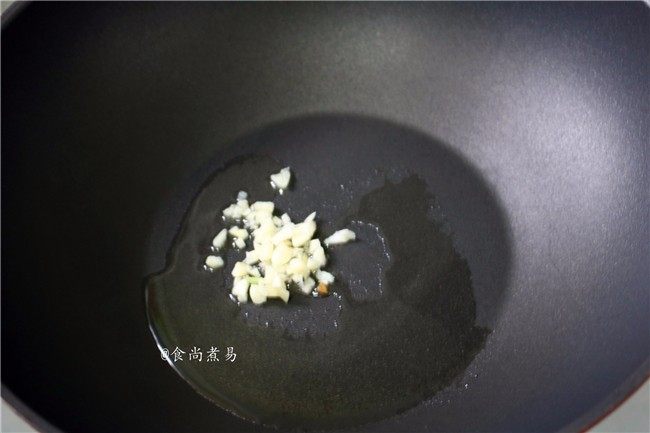 葫芦瓜腊肠冬菇焖饭,热锅倒油,加入蒜蓉煸香