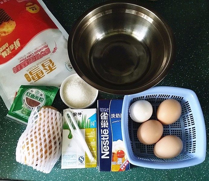 红丝绒蛋糕卷,备好食材,将蛋清与蛋黄分离