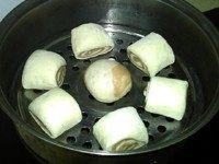 可可双色馒头,放入蒸笼,盖上盖子,醒发20分钟