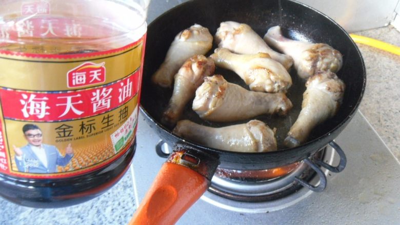 宫保鸡腿, 煎制到鸡腿表面微微发黄,加适量<a style='color:red;display:inline-block;' href='/shicai/ 788'>生抽</a>,翻炒均匀