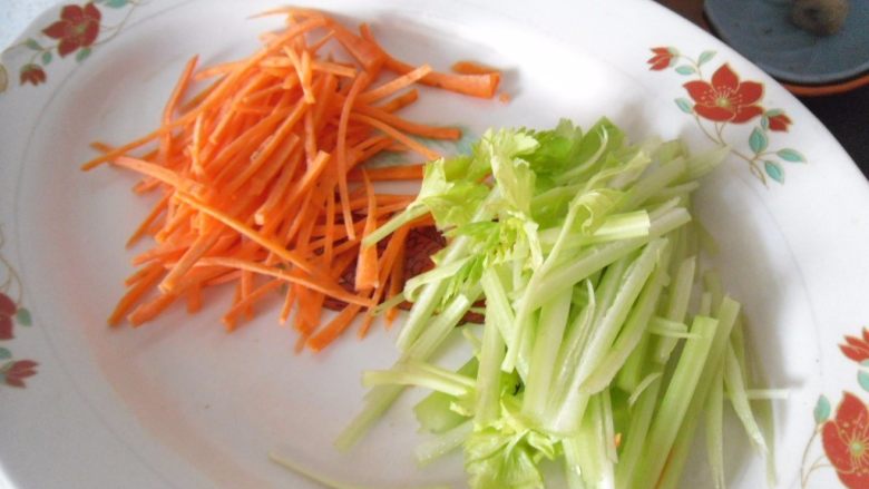 锅包肉, 先把配料切丝备用