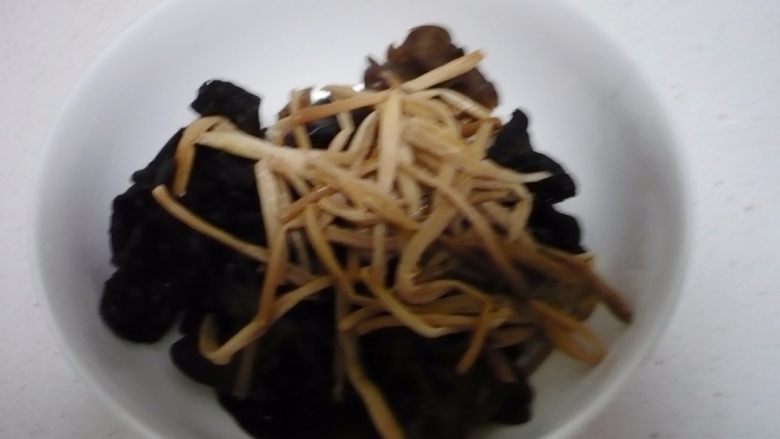 卤汁嫩豆腐,将黄花菜,木耳用凉水泡发