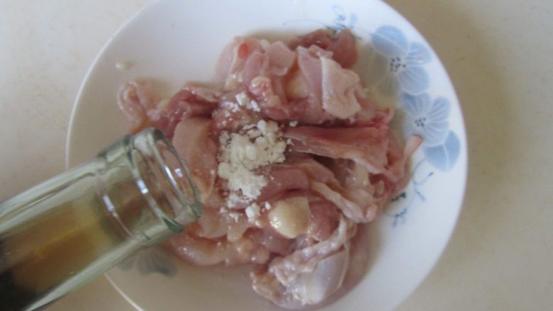 仔姜炒鸡腿肉,将<a style='color:red;display:inline-block;' href='/shicai/ 92'>鸡腿</a>肉剔下来后切成片, 加入盐、淀粉、料酒等调味料拌均匀腌制一下;