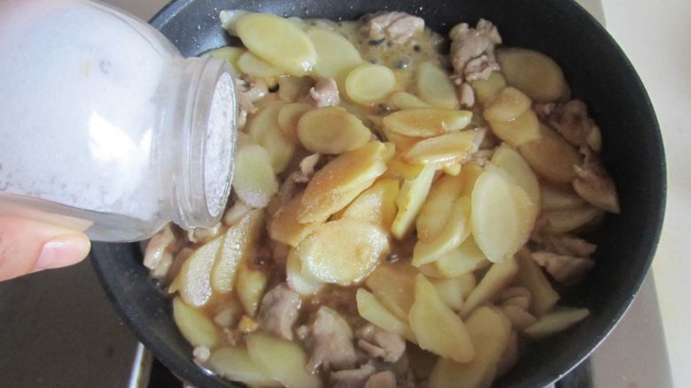 仔姜炒鸡腿肉,再加入盐调味;