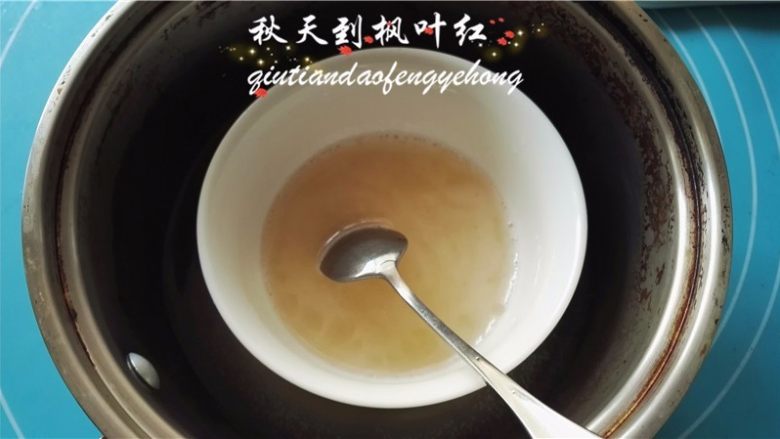 情人节佳品--木瓜酸奶布丁,吉利丁粉先用冷水浸泡,再隔热融化备用