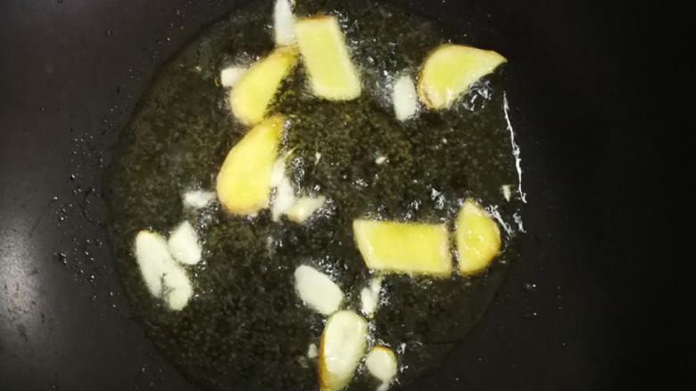 土豆炖豆角,锅内烧油,放入葱花炒香