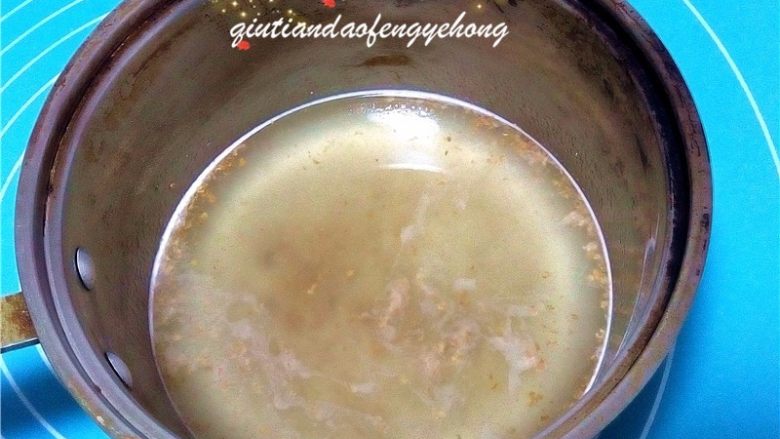 情人节佳品--椰汁桂花糕,加入凉白开水,加热至融化,放到一边晾凉