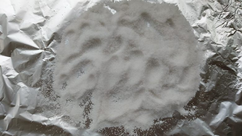 盐焗鸡腿(面包机版),取一大张锡纸,放上适量粗盐